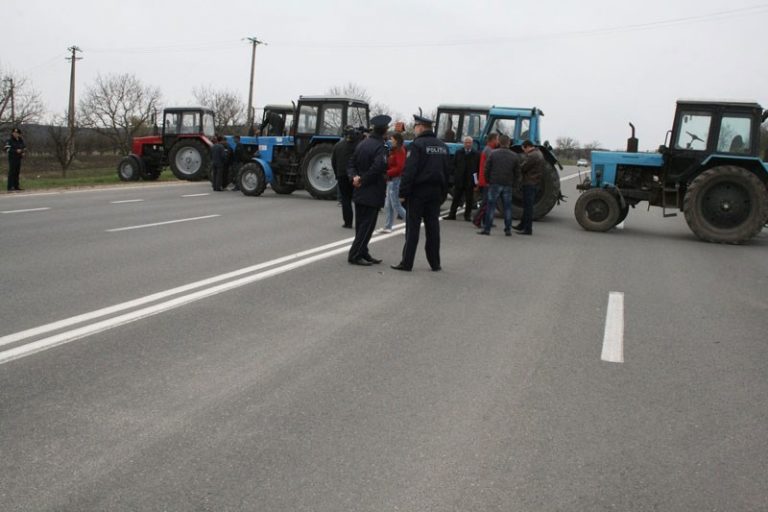 GALERIE FOTO. Fermierii au protestat, blocând traseele naționale timp de o oră