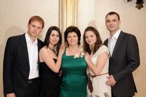 Familia fostului ministru al Agriculturii: (de la stânga la dreapta) feciorul Vitalie şi soţia sa Diana, soţia Ludmila; fiica Diana şi ginerele Dan. // FOTO: moldovacurata.md