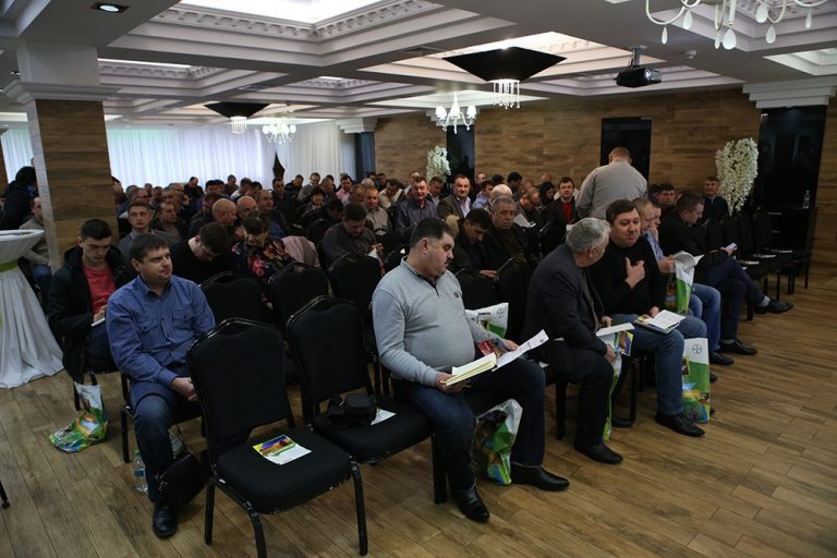 FOTO. Bayer a organizat un seminar de școlarizare pentru agricultorii care cultivă intensiv plante de câmp