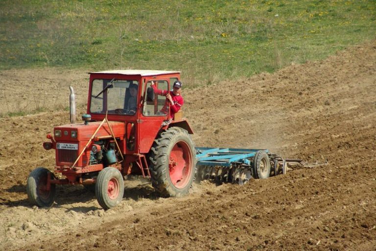 Slusari: Agricultorii sunt asupriţi pentru ca în final în ţară să se permită vânzarea pământurilor