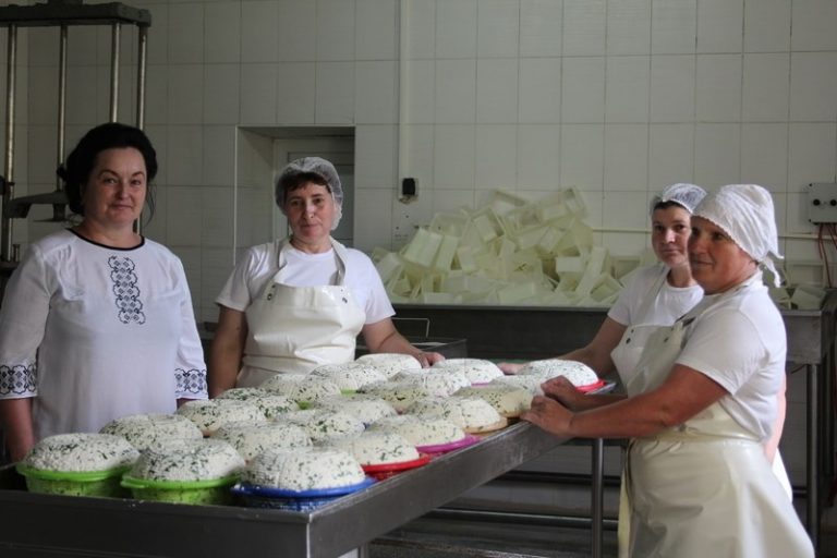 Cum se face la Brăviceni brânza mozzarela în variantă moldovenească