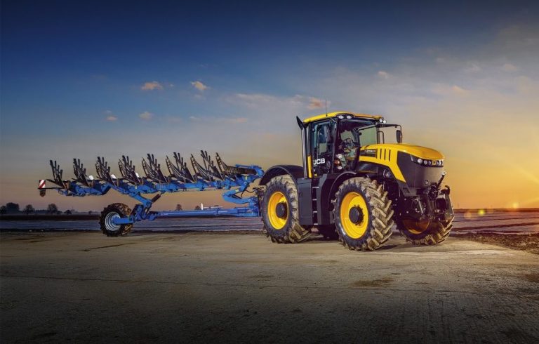 Fastrac 8330 – unic în continuare, cel mai performant, productiv și distinct tractor agricol JCB