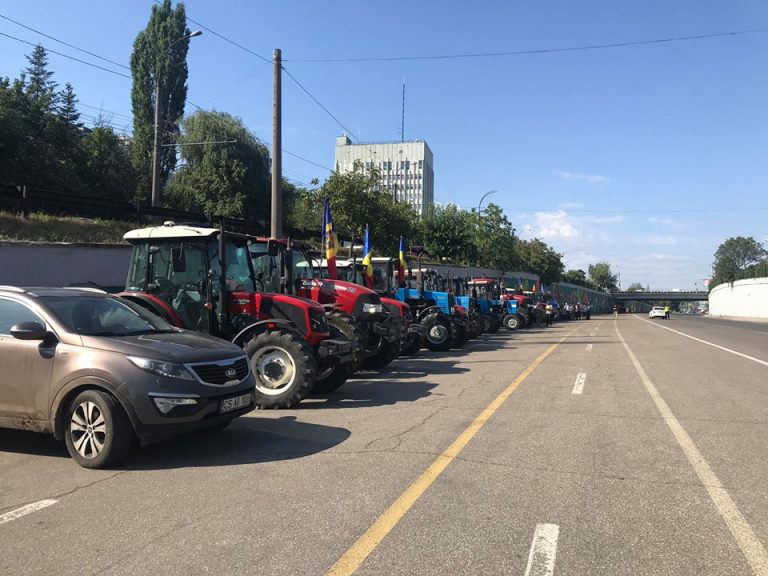 Fermierii continuă protestele. De luni planifică inițierea acestora la Chișinău