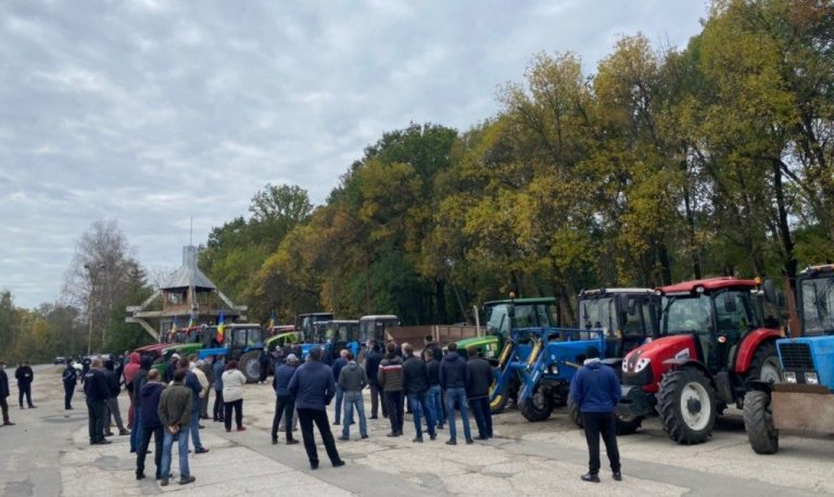 Autorităţile şi agricultorii se întrunesc pentru negocieri