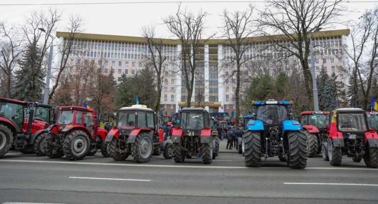 Fermierii cer o întrevedere de urgență cu premierul, amenințând cu proteste