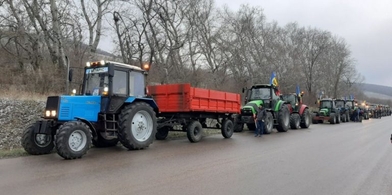 Agricultorii din sudul țării au ieșit la protest cu tractoarele