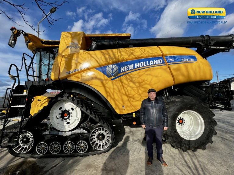 Fermierul din Moldova care a achiziționat prima combină pe șenile New Holland CR10.90: A bătut recordul mondial, e cea mai bună