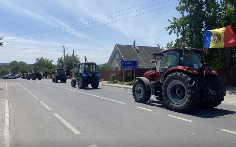 Fermierii din mai multe raioane au pornit cu tractoarele spre Chișinău