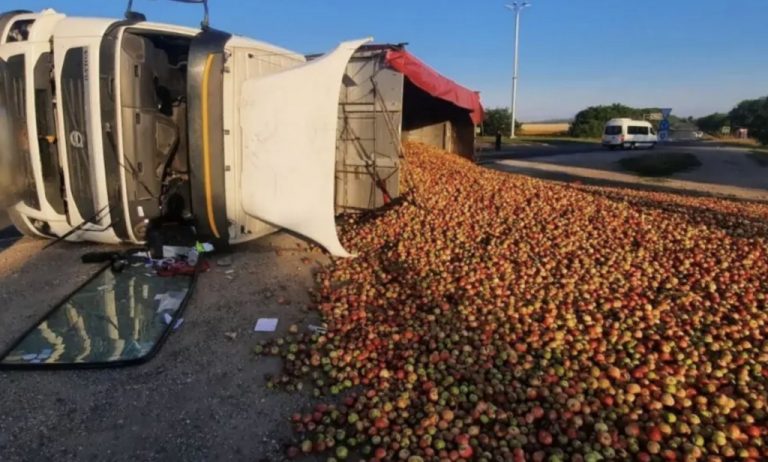 Un camion plin cu mere s-a răsturnat în apropierea localității Șolcani