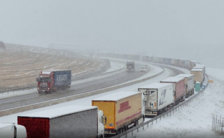 Camionagiii ucraineni nu mai pot trece nici în Slovacia. Proteste și la granița Ucrainei cu Ungaria