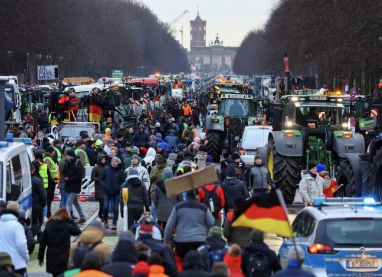 Protest masiv al agricultorilor germani împotriva planurilor guvernului de a reduce subvenţiile la motorină