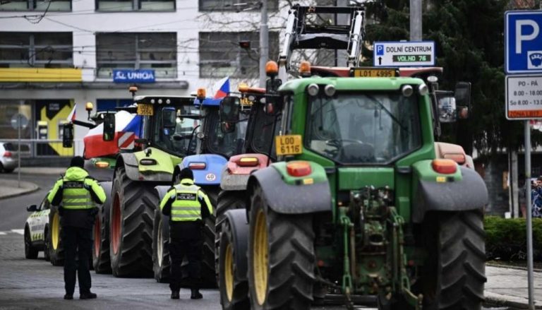 Fermieri cehi protestează cu 500 de tractoare şi camioane la Praga