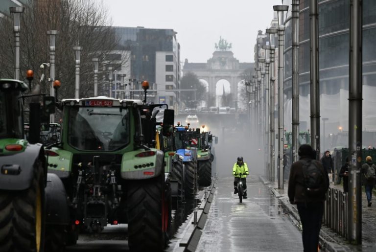 Protest violent la Bruxelles: Fermierii cu tractoare rupt sârma ghimpată din cartierul UE