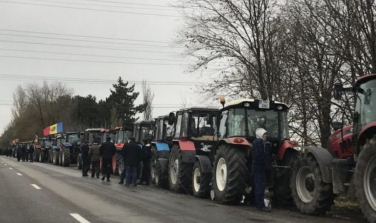 Agricultorii au anunțat că lasă tractoarele pe traseu și pleacă la Ministerul Agriculturii