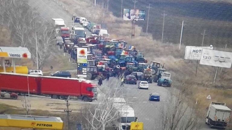 Agricultorii protestează. Traseul Leușeni a fost blocat de tehnică agricolă