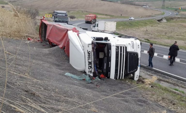 Un TIR cu cereale, înmatriculat în Moldova, s-a răsturnat la Iași