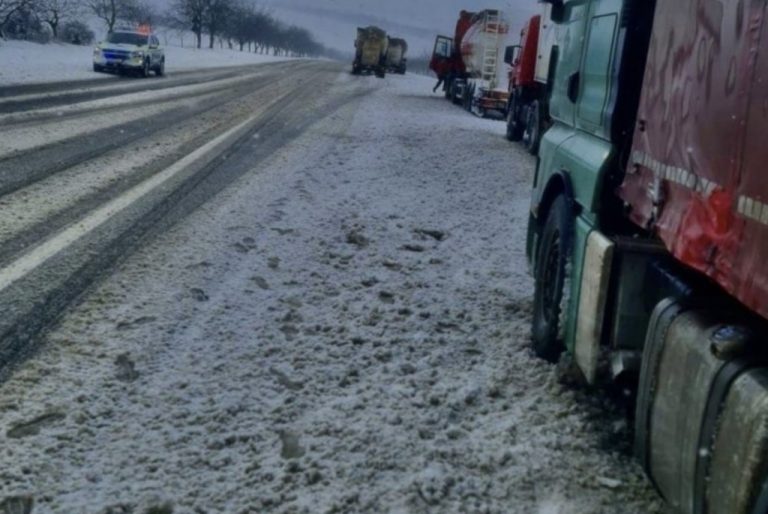 În nordul și centrul țării ninge. Pe traseul Orhei-Rezina staționează camioanele