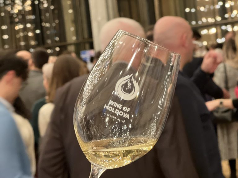 O nouă generație de vinuri produse cu ajutorul AI, prezentate de Vinul Moldovei la Prowein 2024