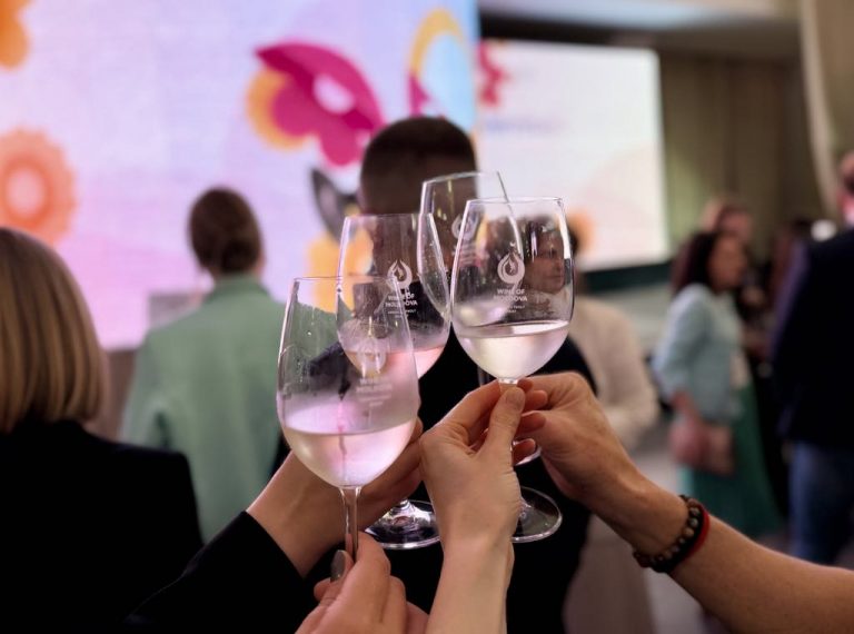 80 de producători cu 700 de vinuri participă mâine la Vernisajul Vinului