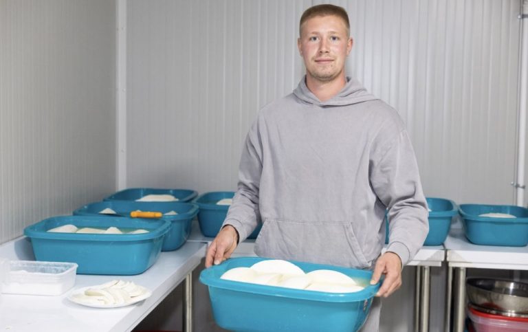 Adrian Bucșa, fermier: „Am început cu oi Karakul, dar ne orientăm spre Lacaune și capre Alpine – pentru brânzeturi premium”