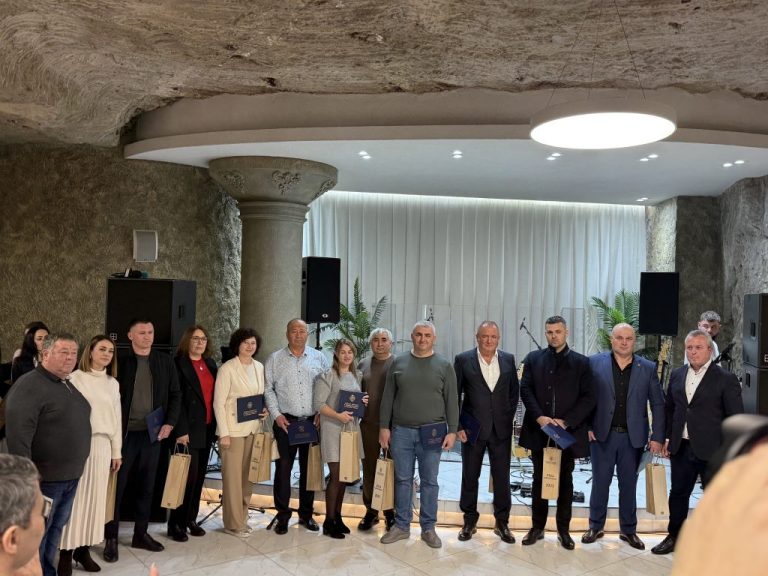140 de fermieri și reprezentanți ai sectorului – premiați de Ziua națională a lucrătorului din agricultură și industria prelucrătoare